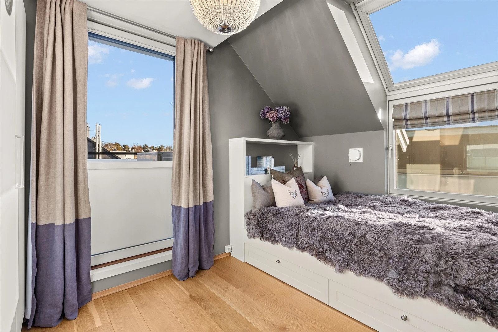 Soverom 1. etg med utgang til terrasse